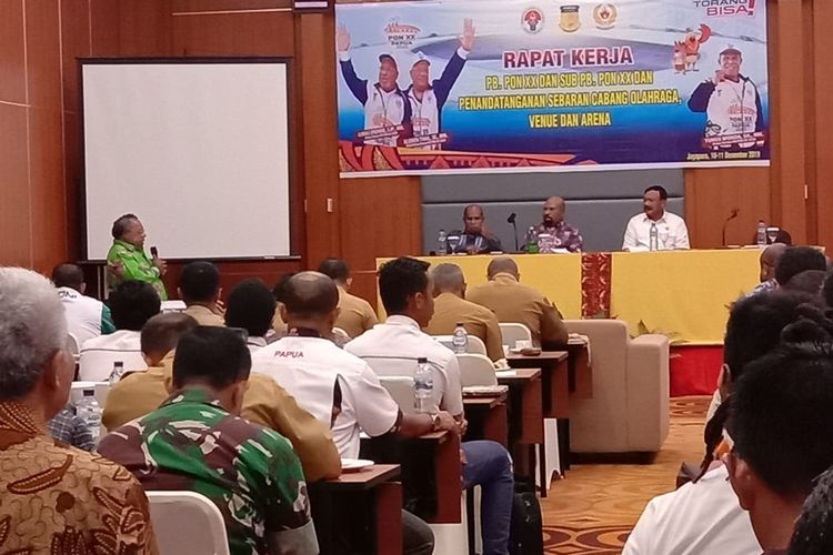 Bupati Mimika Eltinus Omaleng ketika memberikan sambutan saat Raker PB PON XX di Jayapura, Selasa (10/12/2019)