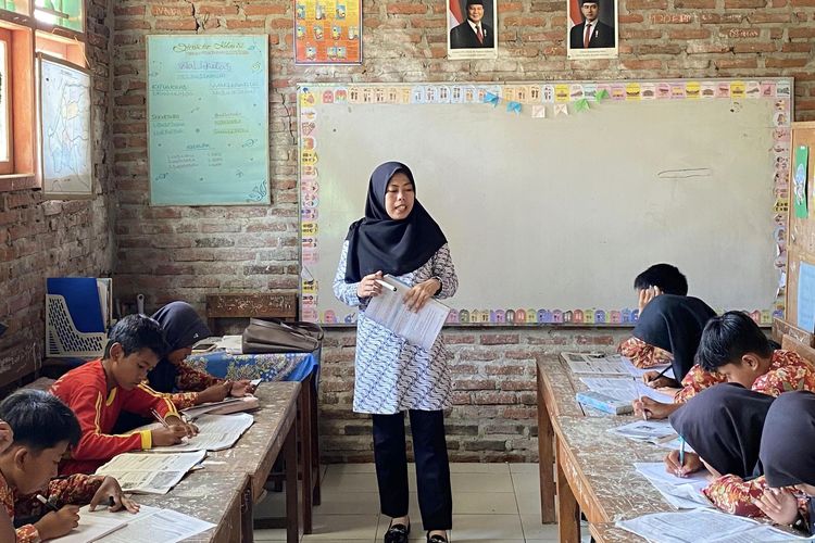 Kisah Mey di Bangkalan: Guru Honorer Bergaji di Bawah UMK, Mengajar Ngaji Dibayar Sembako