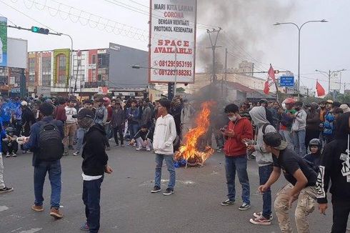Unjuk Rasa di Unisma Bekasi Ricuh, Massa Lempar Batu dan Blokade Jalan