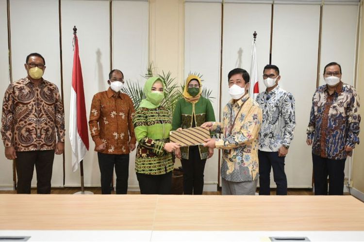 Direktur Utama Pertamina Nicke Widyawati dan CEO Subholding Commercial & Trading PT Pertamina Patra Niaga Alfian Nasution melakukan penandatanganan instrument of transfer saham Pertamina International Marketing & Distribution, Rabu (1/9/2021)