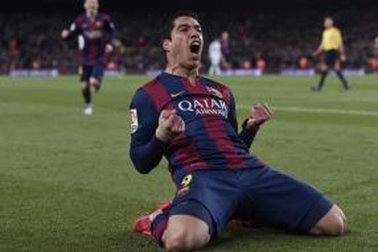 Striker Barcelona, Luis Suarez, merayakan gol ke gawang Real Madrid pada laga Divisi Primera, di Camp Nou, Barcelona, Minggu (22/3/2015).