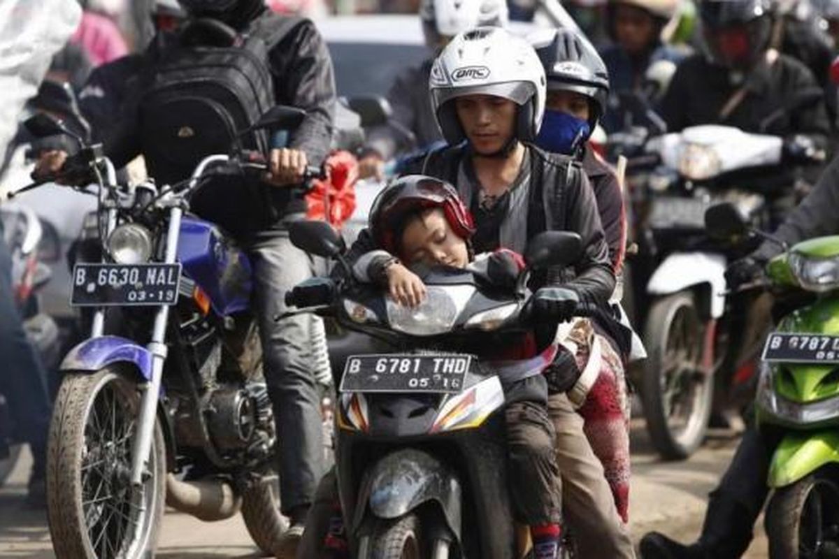 Pemudik motor terjebak macet di jalur alternatif Karawang-Cikampek, Cilamaya, Karawang, Jawa Barat, Sabtu (27/7/2014). Arus mudik ke kota-kota di Jawa Barat, Jawa Tengah dan Jawa Timur diperkirakan akan masih padat hingga H-1 Lebaran. 