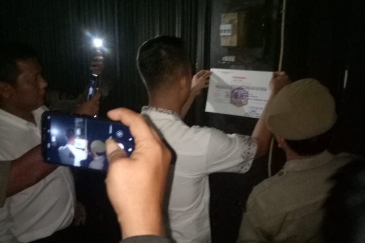Tempat karaoke Vins Ditutup di Kebayoran Lama, Jakarta Selatan disegel, Jumat (8/11/2019).