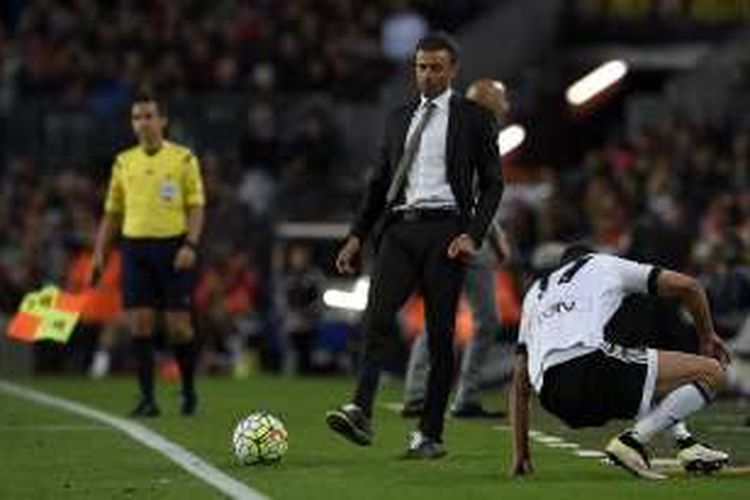 Pelatih FC Barcelona, Luis Enrique, mendampingi timnya kala berhadapan dengan Valencia, dalam lanjutan La Liga di Camp Nou, Minggu (17/4/2016) waktu setempat.