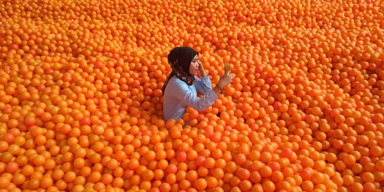 Salah satu pengunjung tengah selfie di Centrum Million Balls, Bandung, Jawa Barat.