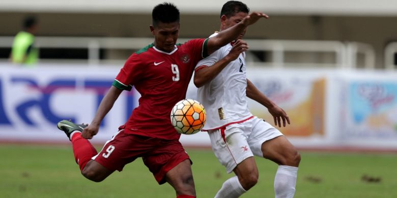 Pemain timnas Indonesia, Nur Hardianto berebut bola dengan pemain timnas Myanmar, Win Min Htut saat pertandingan persahabatan Indonesia melawan Myanmar di Stadion Pakansari, Cibinong, Bogor, Jawa Barat, Selasa (21/3/2017). Indonesia kalah 1-3 melawan Myanmar. 
