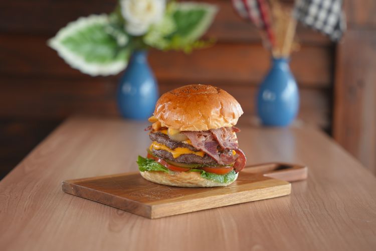 I'm Hungry Burger berisi patty daging sapi australia dan bacon sapi di 2080 Burger, Ancol.