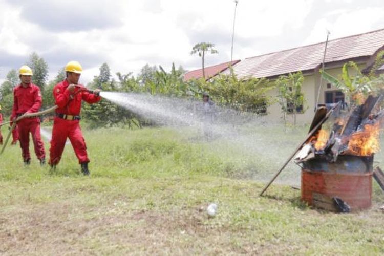 Petugas pemadam kebakaran Asia Pulp and Paper Sinar Mas saat akan melakukan simulasi pemadaman api di Kabupaten Ogan Komering Ilir (OKI), Sumatera Selatan, Kamis (9/3/2017). Kegiatan ini digelar bertujuan untuk menyiapkan regu pemadam kebakaran APP Sinarmas terhadap ancaman kebakaran hutan dan lahan pada musim kemarau tahun ini.