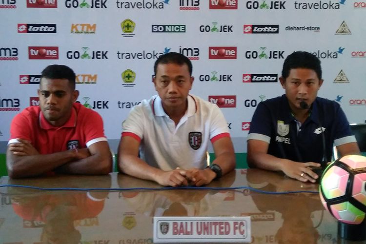 Pelatih caretaker Bali United Eko Purdjianto (tengah) bersama dengan Yabes Roni Malafaini (kiri), dalam sesi jumpa pers sebelum pertandingan.