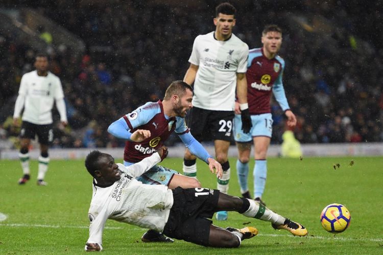 Penyerang Liverpool Sadio Mane terlibat perebutan bola dengan pemain Burnley, Senin (1/1/2018).