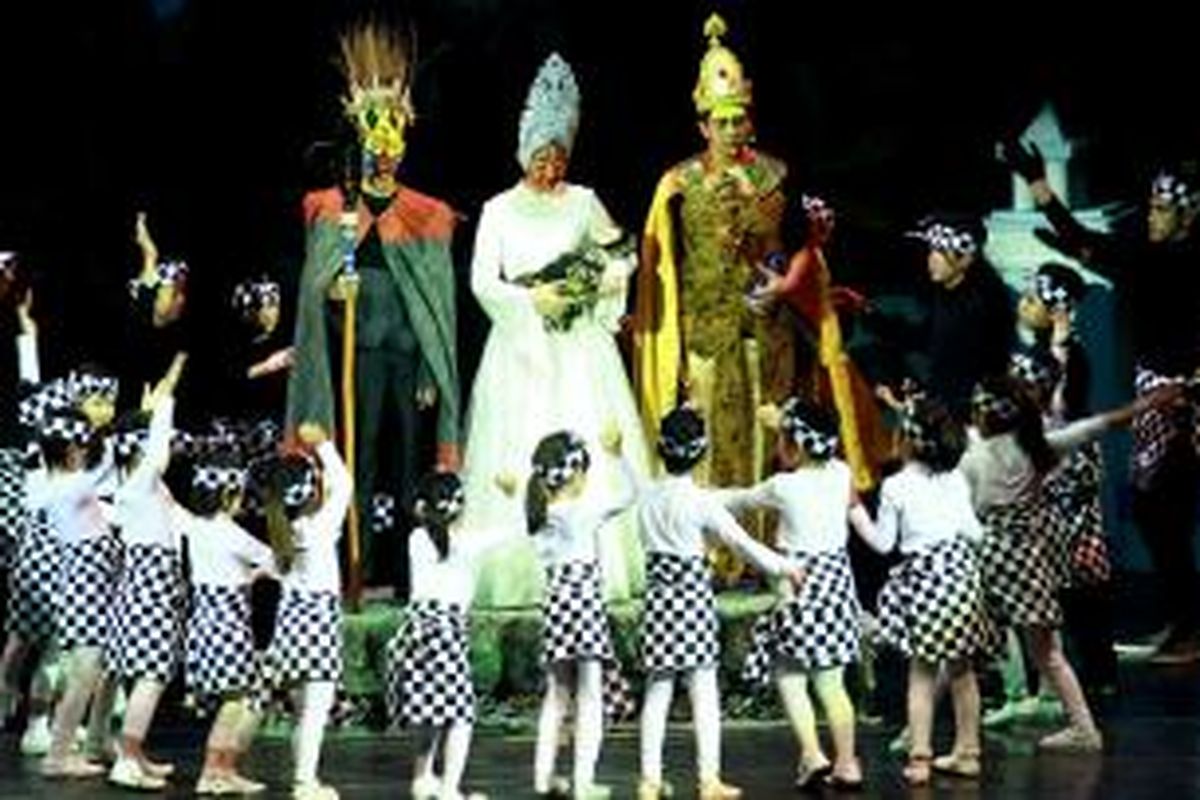 Para pelajar Singapore School Bona Vista, Lebak Bulus, Jakarta, mementaskan 'Lion King' lewat versi mereka; 'Tanamera', Senin (5/10/2015) lalu di Graha Bhakti Budaya, Taman Ismail Marzuki, Jakarta. Drama kolosal tersebut dimainkan oleh lebih dari 200 siswa sekolah tersebut. 