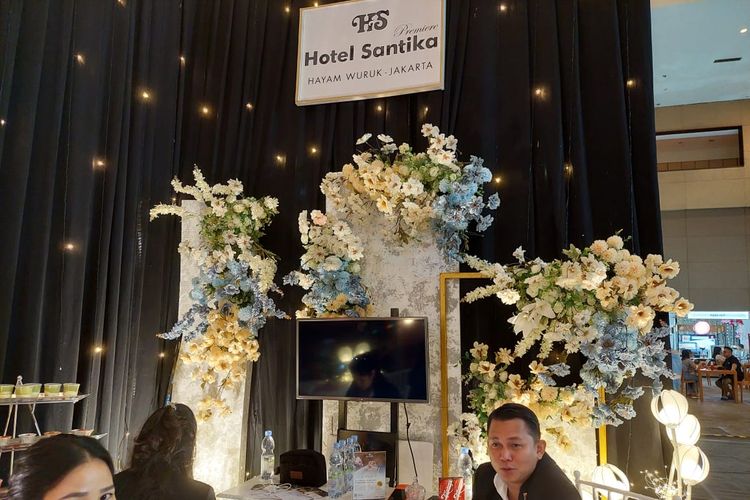 Booth Hotel Santika Premiere yang ada di Jakarta Mega Wedding Festival di Hall D JIExpo, Kemayoran, Jakarta Pusat, Sabtu (4/5/2024). 