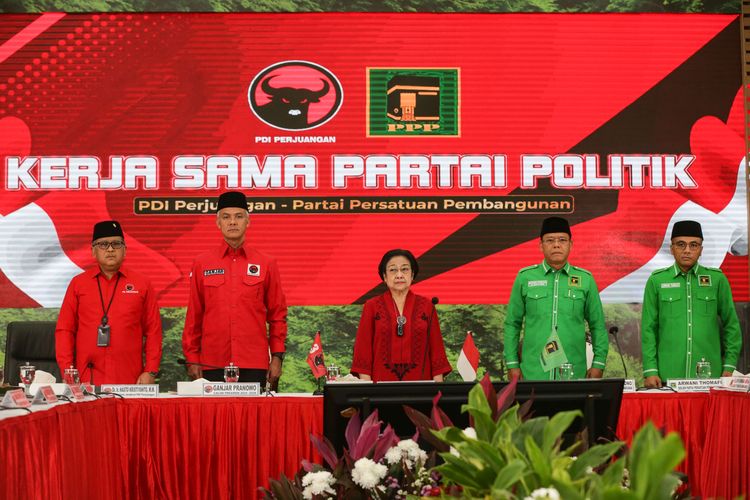 Sekjen PDI-P Hasto Kristianto, Bakal Calon Presiden PDI-P Ganjar Pranowo, Ketua Umum PDI-P Megawati Soekarnoputri, Pelaksana Tugas (Plt) Ketua Umum PPP M Mardiono, dan Sekjen PPP Arwani Thomafi saat menggelar pertemuan kerjasama politik di Kantor Dewan Pimpinan Pusat (DPP) Partai Demokrasi Indonesia Perjuangan (PDI-P), Jakarta, Minggu (30/4/2023). Pertemuan ini untuk merumuskan agenda dan tahapan pemenangan terhadap Ganjar Pranowo.