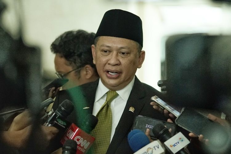 Ketua DPR Bambang Soesatyo seusai menghadiri Rapat Paripurna ke-16 Masa Persidangan IV DPR, di Kompleks Parlemen, Senayan, Jakarta, Rabu (8/6/2019).
