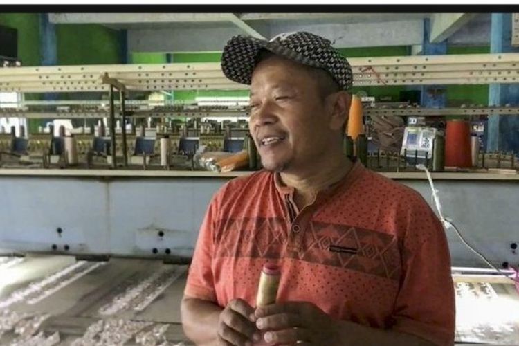 Salah seorang pengrajin bordir Tasikmalaya.  