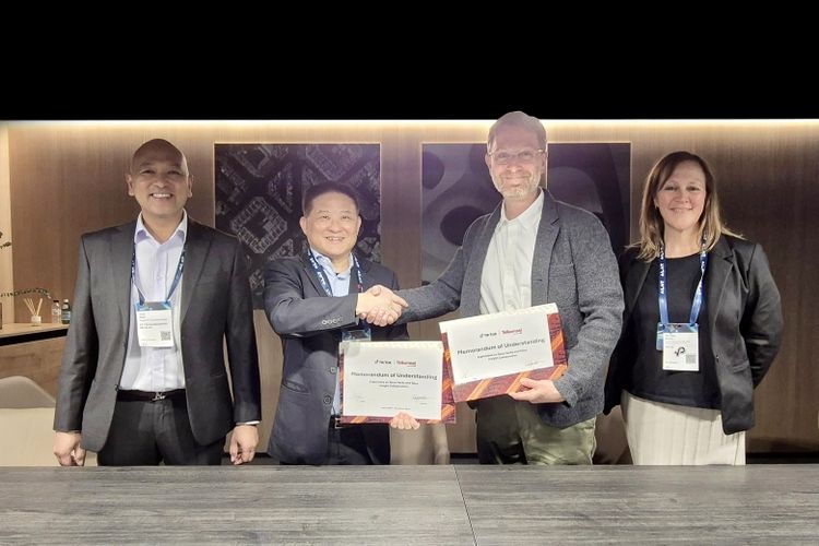 (Kiri ke kanan) Yose Rizal - Komisaris Telkomsel; Wong Soon Nam - Direktur Planning & Transformation Telkomsel; Isaac Bess - TikTok Global Head of Distribution; dan Vanessa Brown - Director, Business Development APAC hadir dalam penandatanganan MoU antara Telkomsel dan TikTok saat gelaran MWC 2025 di Barcelona, Spanyol (3/3/2025).