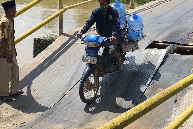 Bupati Ogan Ilir Panca Wijaya Mawardi mengecek jembatan yang amblas dan memerintahkan Kepala Dinas PUPR Ogan Ilir memperbaikinya dalam waktu 10 hari, Kamis (18/3/2021). 