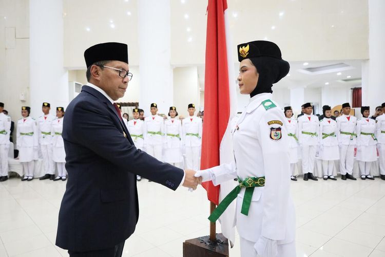Wali Kota Makassar Mohammad Ramdhan Pomanto mengukuhkan Pasukan Pengibar Bendera Pusaka (Paskibraka) Kota Makassar 2024, di Baruga Anging Mammiri, Rujab Wali Kota, Kamis (15/8/2024).