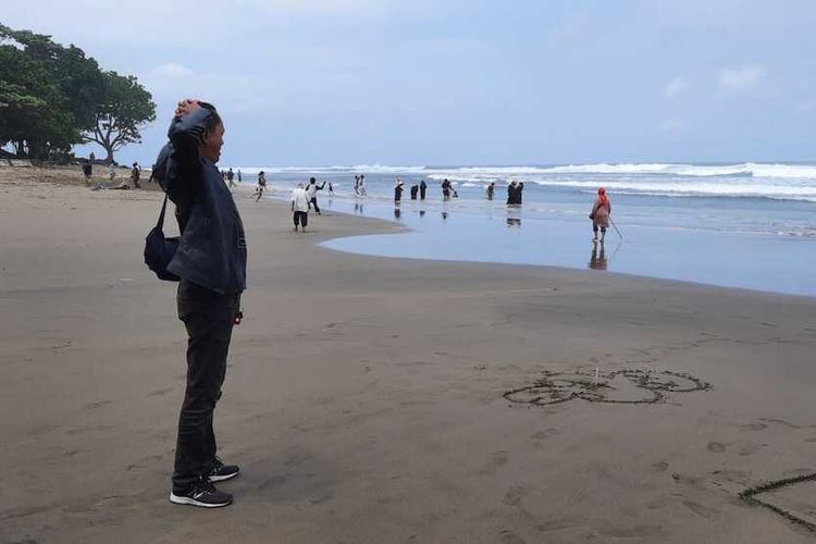 Kawasan Objek Wisata Pantai Cipatujah, Tasikmalaya Selatan, Jawa Barat, sudah terlihat ramai kembali dikunjungi wisatawan lokal maupun luar daerah sejak dibuka kembali saat penerapan PPKM Level 2 lanjutan Kabupaten Tasikmalaya, Selasa (31/8/2021).