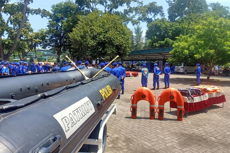 Peralatan SAR pada apel pelantikan relawan SAR di halaman Dinas Pariwisata Kabupaten Pemalang