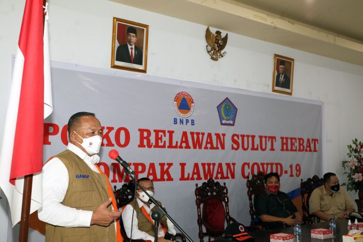 Kepala BNPB sekaligus Ketua Satgas Penanganan COVID-19 Letjen TNI Ganip Warsito (kiri) memberikan sambutan dan arahan saat meninjau Posko Relawan Sulut Hebat Kompak Lawan COVID-19 di Kota Manado, Sulawesi Utara, Sabtu (9/10/2021).