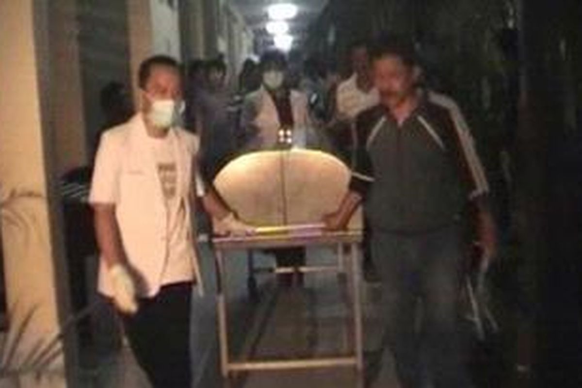 Jenazah Katini, korban tertembak pistol polisi, di bawah ke ruang autopsi RS Bayangkara Makassar, minggu (08/05/2011). 