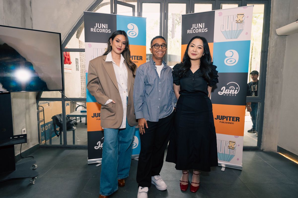 Raisa (kiri), Adryanto Pratono selaku CEO Juni Records (tengah), dan Bernadya (kanan) dalam jumpa pers Juni Day X di daerah Ampera, Jakarta Selatan, Selasa (20/8/2024).