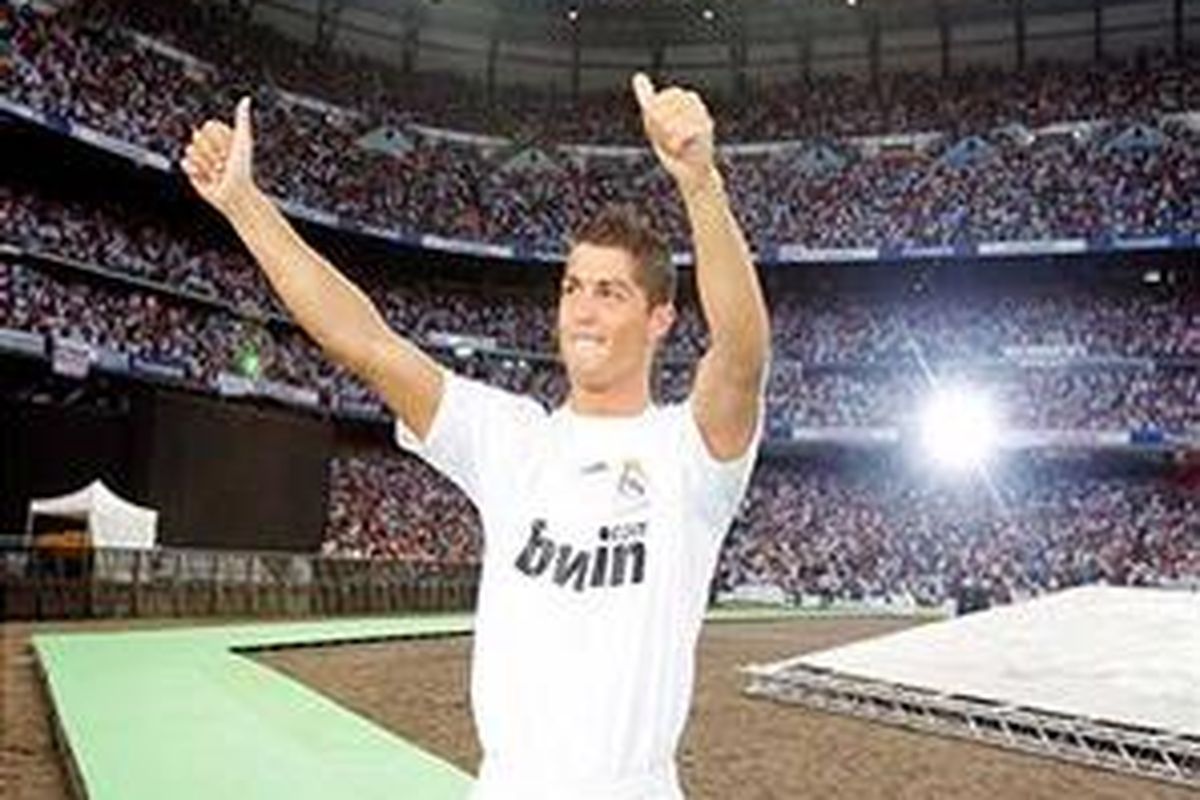 Ronaldo menyambut sekitar 80.000 suporter yang memadati Stadion Ssantiago Bernabeu saat dia diperkenalkan ke publik.