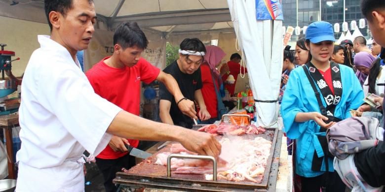 Salah satu kuliner khas Jepang, yaitu ikasuga tayaki. Kuliner ini berbahan dasar cumi-cumi segar, yang panjangnya mencapai 20 centimeter.