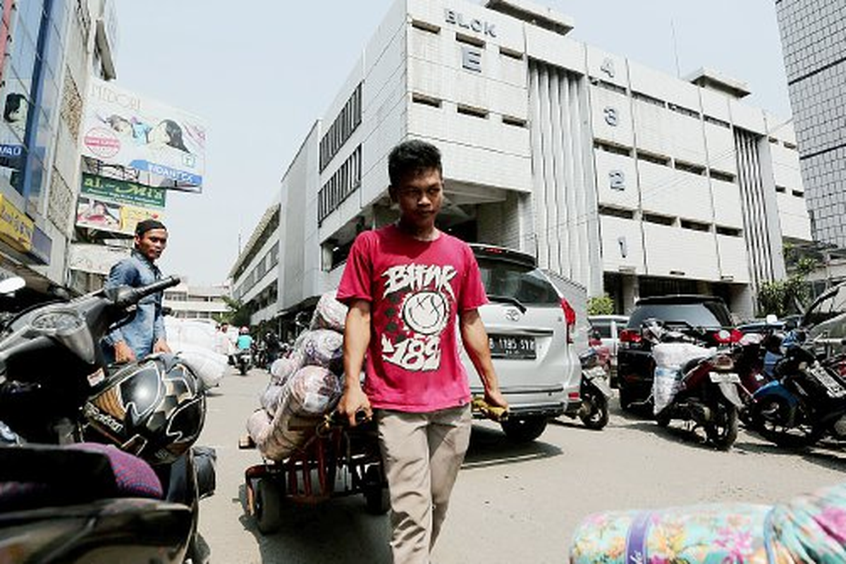 Kawasan Tanah Abang Bukit Blok E eks AURI, Tanah Abang, Jakarta Pusat, Selasa (19/5/2015). Di Blok E banyak dijumpai pedagang pakaian jadi. Adapun ruko-ruko di sekitarnya kebanyakan menjual tekstil dan aksesorinya.