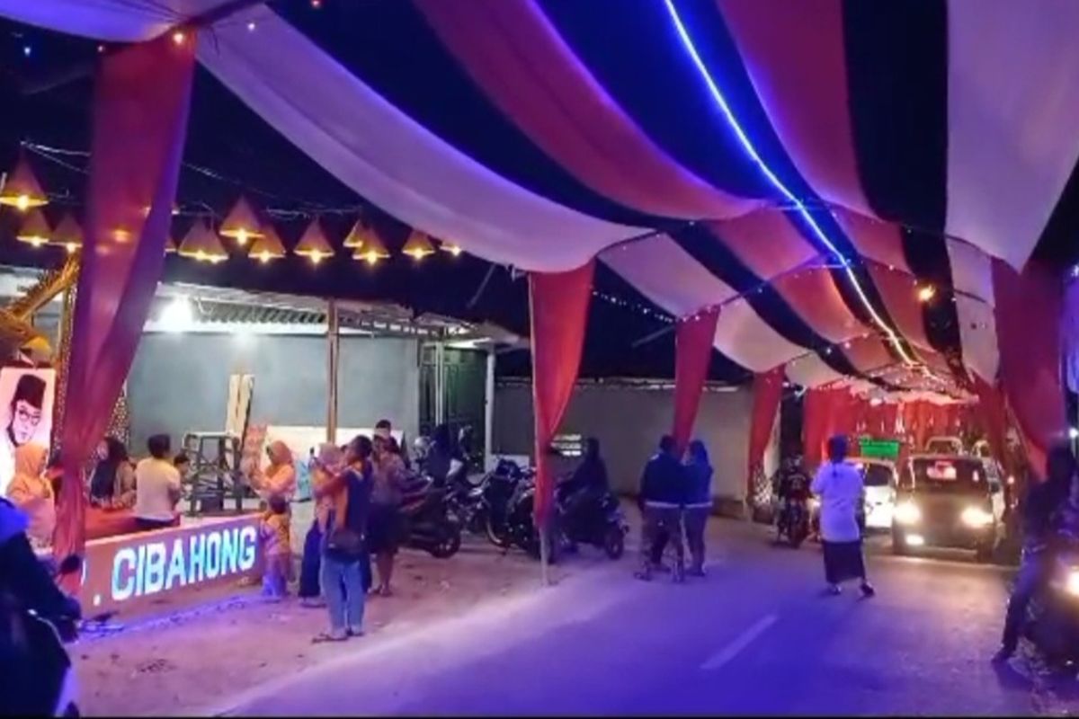 Lorong Merah Putih sepanjang 250 meter menghiasi Jalan Sukarame Kabupaten Tasikmalaya, Jawa Barat, dalam rangka memeriahkan HUT Kemerdekaan RI ke-78 terlihat cantik saat malam hari pada Minggu (13/8/2023) malam.