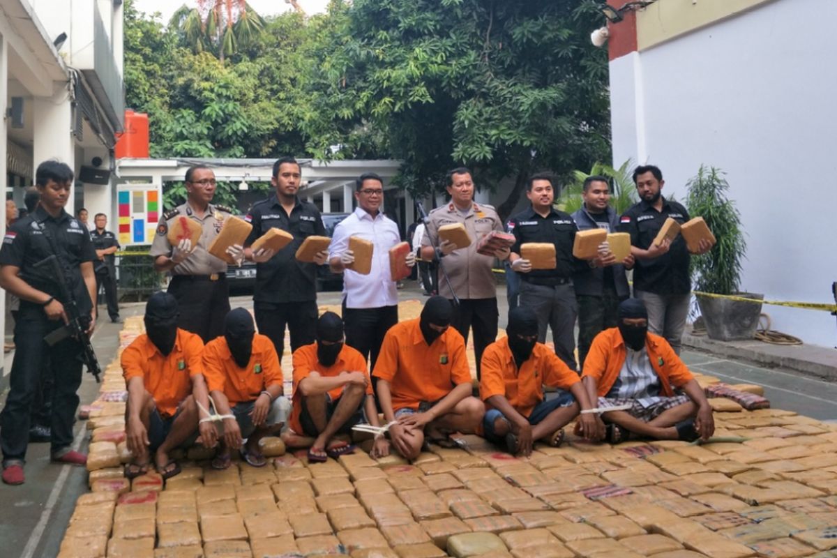 Rilis kasus penyelundupan ganja di dalam truk ikan asin di Mapolda Metro Jaya, Senin (30/7/2018).