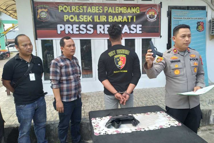 Polsek Ilir Barat 1 Palembang melakukan gelar perkara terkait tertangkapnya seorang polisi gadungan yang menipu mahasiswai, Jumat (11/8/2023).