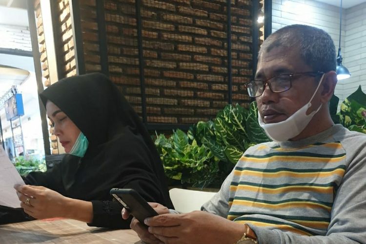 Khairuddin Siregar (51) bersama istri, Ervina Lubis (40) saat berada di Solo, Jawa Tengah, sebelum kembali ke Riau, Sabtu (26/6/2021).