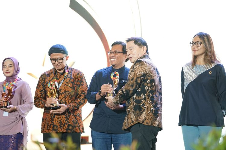 Dompet Dhuafa mendapatkan penghargaan terbaik di ajang SDGs Action Award 2023 di Yogyakarta, Senin (6/11/2023). Berkah kepercayaan dan kolaborasi masyarakat Indonesia, dua tahun berturut-turut Dompet Dhuafa berhasil membawa pulang Penghargaan Silver SDGs Action Award dari Kementerian PPN (Bappenas) Republik Indonesia.