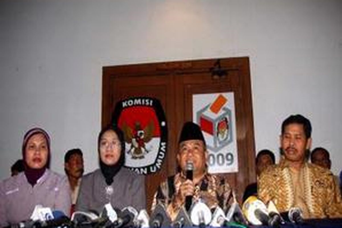 Ketua KPU H.A Hafiz Anshary (kedua dari kanan) mengumumkan nama-nama partai politik yang lolos sebagai peserta pemilu 2009 di Kantor Komisi Pemilihan Umum, Jakarta Pusat, Senin (7/7). Sebanyak 34 partai politik nasional dan enam partai politik lokal Provinsi Nanggroe Aceh Darussalam lolos pemilu 2009