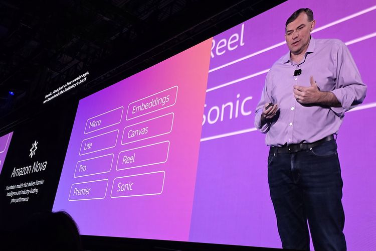 CEO AWS Matt Garman mengumumkan pembaruan untuk Amazon Nova dalam sesi acara opening keynote ajang tahunan AWS re:Invent 2025 di Las Vegas, Nevada, AS, Selasa (2/12/2025) waktu setempat.