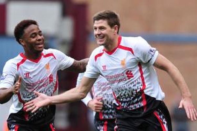 Gelandang Liverpool, Steven Gerrard, menciptakan gol dari titik putih dalam lanjutan Premier League melawan West Ham United, Minggu (6/4/2014). 