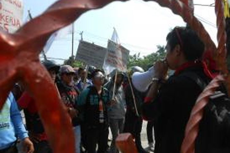 
Buruh PT. Delta Dunia Sandang Tekstil ( DDST ) yang tergabung dalam Serikat Pekerja Aneka Industri Federasi Serikat Pekerja Metal Indonesia  (SPAI FSPMI ) saat orasi di depan Kantor DPRD Demak , menolak adanya PHK sepihak,  Kamis (14/8/2014)
