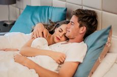 7 Posisi Cuddling yang Bisa Bikin Pasangan Makin Mesra