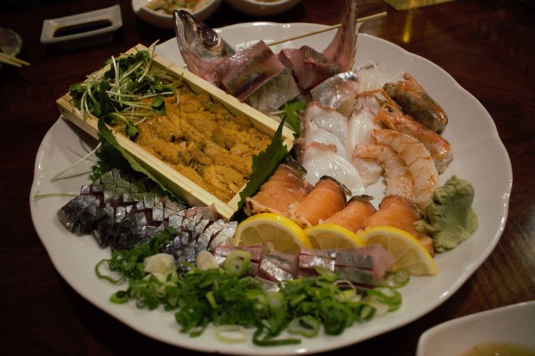 Ilustrasi beragam jenis sashimi. 