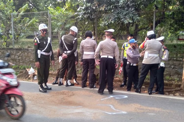 Anggota Polisi Militer Ikut lakukan olah tempat kejadian perkara (TKP) di Jalan Sapi Perah, Pondok Ranggon, Jakarta Timur, Kamis (17/9/2020)