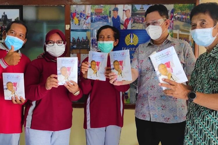 Putra almarhum Budi Darma, Hananto Widodo bersama beberapa Ikatan Pensiunan Universitas Negeri Surabaya (Ipunesa) saat meluncurkan buku Panggil Saya Budi Darma di Kantor Ipunesa, Kampus Unesa Ketintang, Surabaya, Sabtu (16/10/2021).