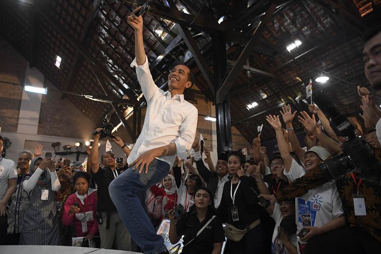 Calon Presiden petahana Joko Widodo (tengah) berswafoto dengan pendukung saat Deklarasi Dukungan Koalisi Alumni Diponegoro di kawasan Kota Lama Semarang, Jawa Tengah, Minggu (3/2/2019). Koalisi Alumni Diponegoro yang terdiri dari alumni sejumlah perguruan tinggi di Jawa Tengah mendeklarasikan dukungan untuk memenangkan pasangan nomor urut 01 Capres-Cawapres Joko Widodo-Maruf Amin pada Pilpres mendatang.