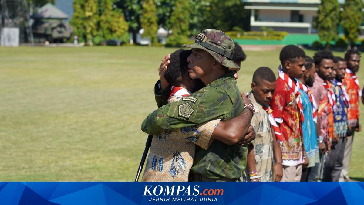 10 Tentara OPM Sorong Kembali ke NKRI, Atribut Separatis Diserahkan ke TNI