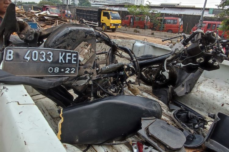 Sepeda motor milik Isep Hasanudin yang hancur saat tabrakan dengan KRL dengan nomor KA 6014 CL di pelintasan liar di bawah jembatan layang Kranji, Medan Satria, Kota Bekasi pada Kamis (7/7/2022) pagi. Isep, bersama dengan penumpangnya yakni Winda Rahayu hampir ikut tertabrak kereta, namun beruntung, keduanya selamat setelah melompat dari sepeda motor. 