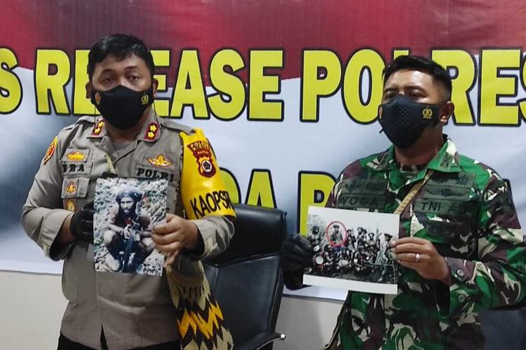 Kapolres Mimika AKBP I Gusti Gde Era Adhinata didampingi Dandim 1710/ Mimika Letkol Inf Yoga Cahya Prasetya saat menunjukan foto Ferry Ellas yang merupakan Danton KKB Kali Kopi Pimpinan Joni Botak, ketika menggelar konfrensi pers di Kantor Pelayanan Polres Mimika, Selasa (2/3/2021).