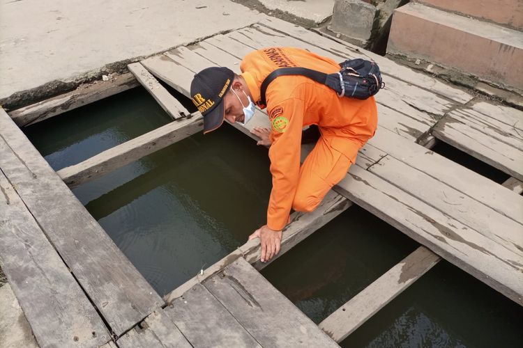 Tim Basarnas saat evakuasi jasad bocah 8 tahun yang tewas terseret banjir di Samarinda, Kaltim, Minggu (24/10/2021). 