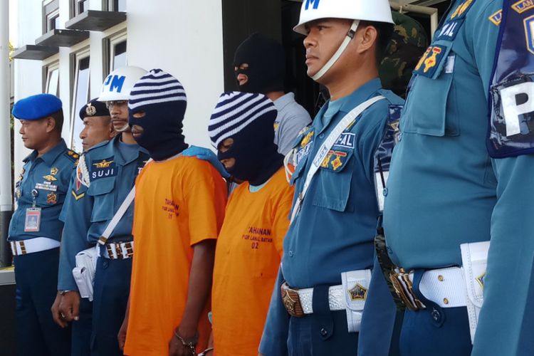 Kakak beradik berinisial W (36) dan L (33) ditangkap tim F1QR dan Patkamla Lanal Batam di perairan Pulau Putri, Nongsa, Batam, Kepulauan Riau, Rabu (30/1/2019) dini hati kemarin.