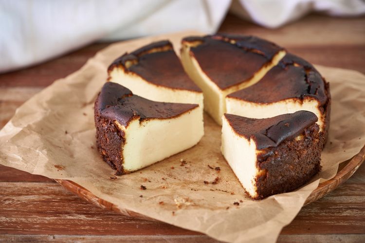 Ilustrasi basque cheesecake, kue keju gosong khas Spanyol. 